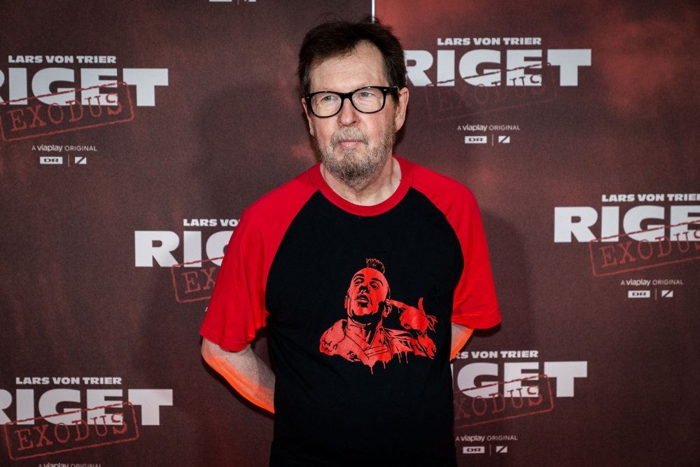 Lars von Trier på den røde løber i t-shirt