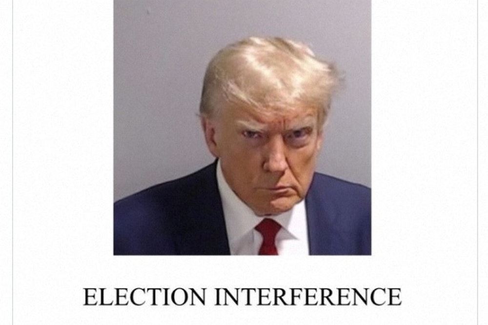 Forbryderbilledet Donald Trump ser rasende ud