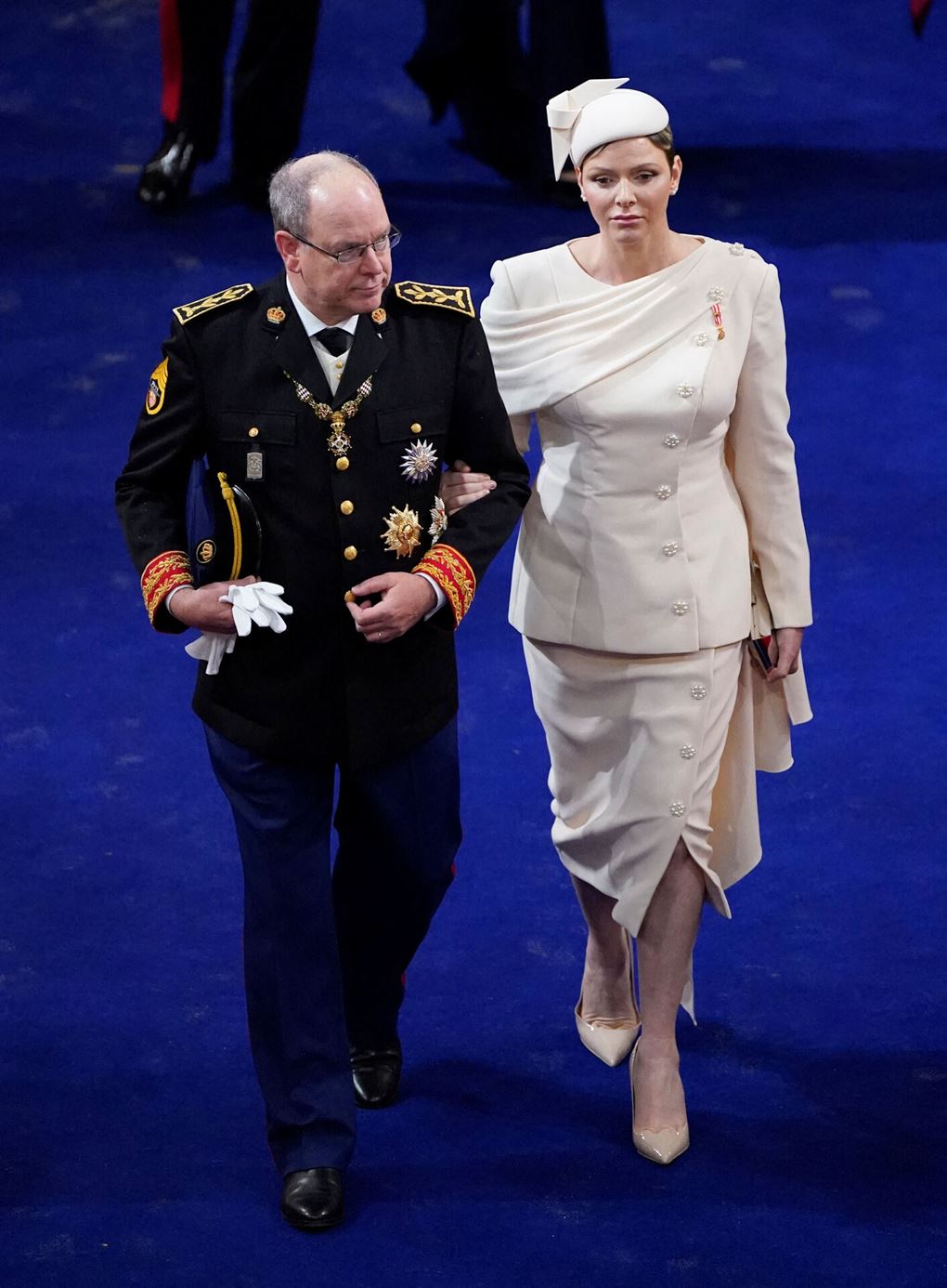 Fyrst Albert og Charlene arm i arm. Hun ser ulykkelig ud.