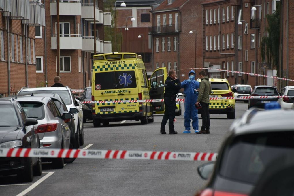 politi og ambulance holder i gade