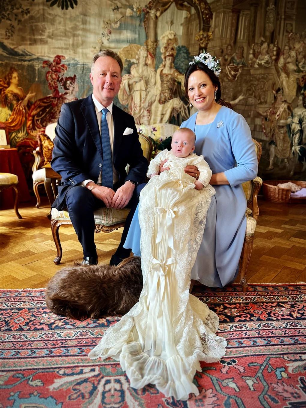 Prins Gustav og prinsesse Carina med dåbsbarnet prins Gustav på skødet.