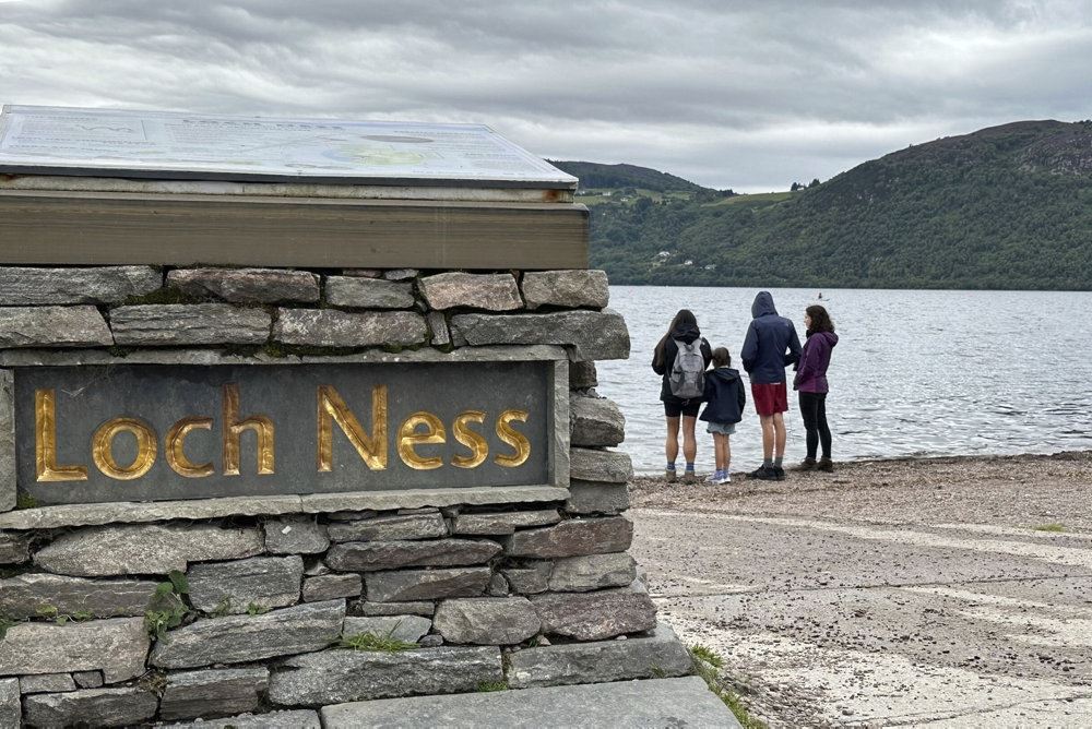 Folk ved søen Loch Ness