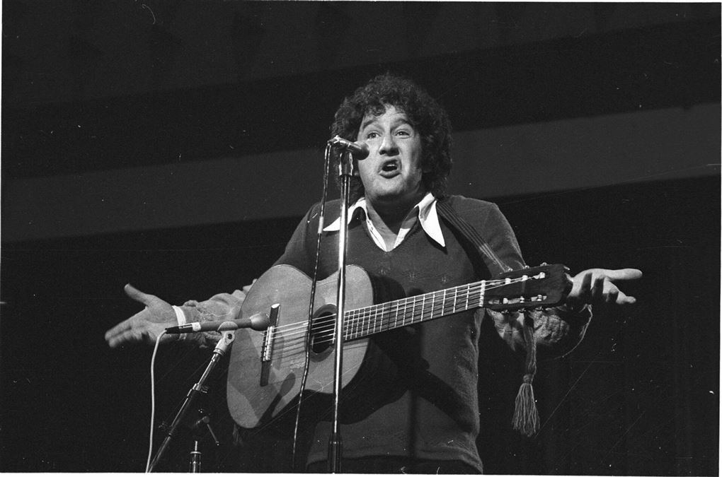 Eddie Skoller på scenen med sin guitar