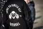 Et rygmærke fra Loyal to familia