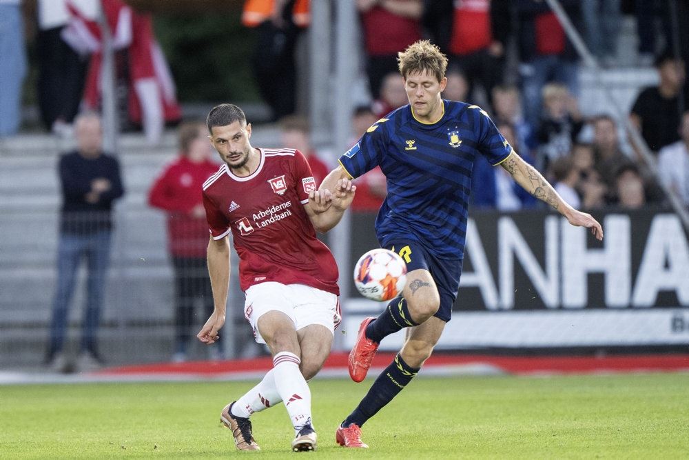 fodboldspillere i aktion 