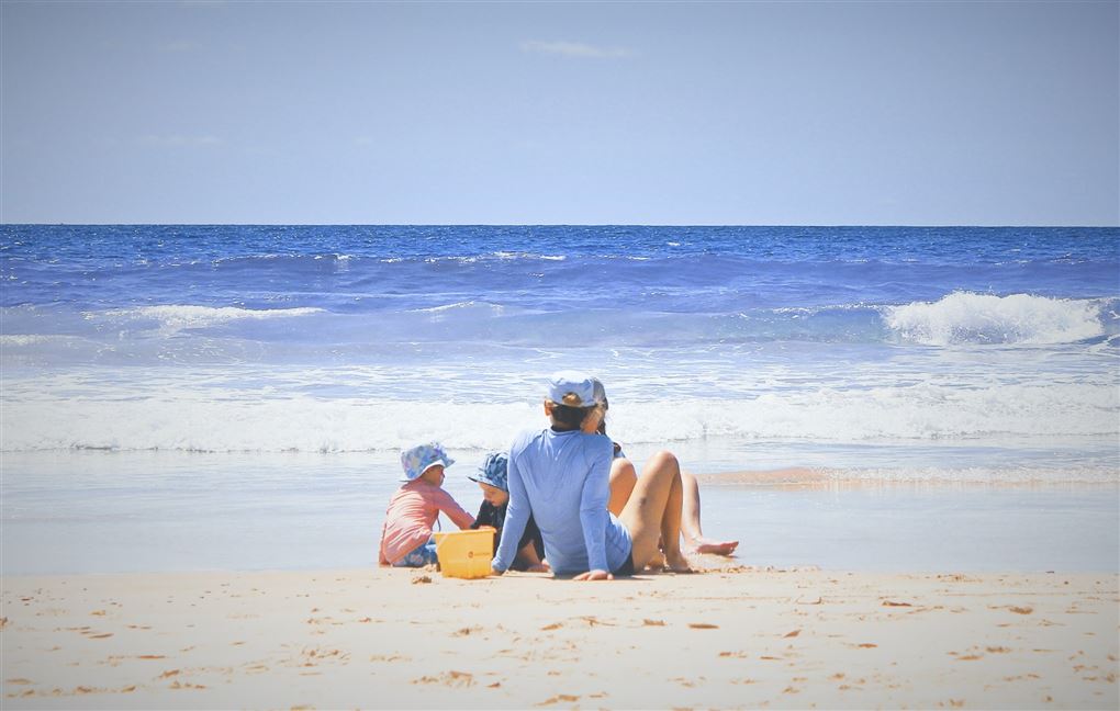 en familie på en strand