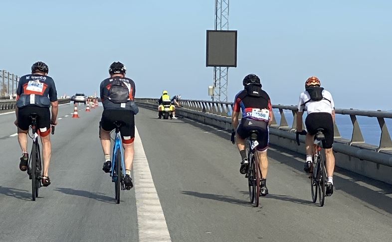cyklister på vej over broen