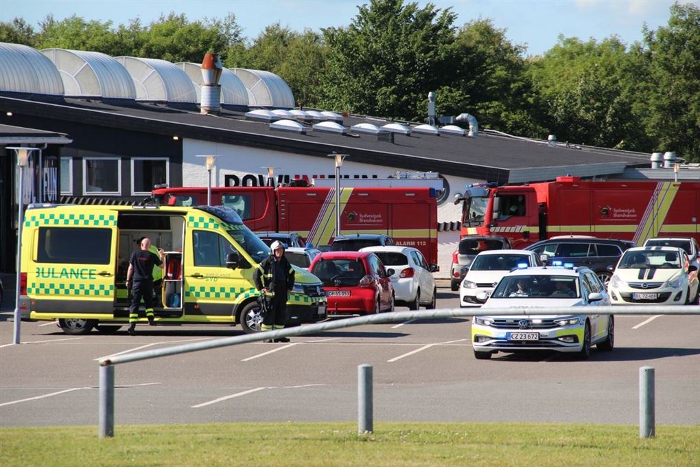 politi og ambulancer holder ved bygning