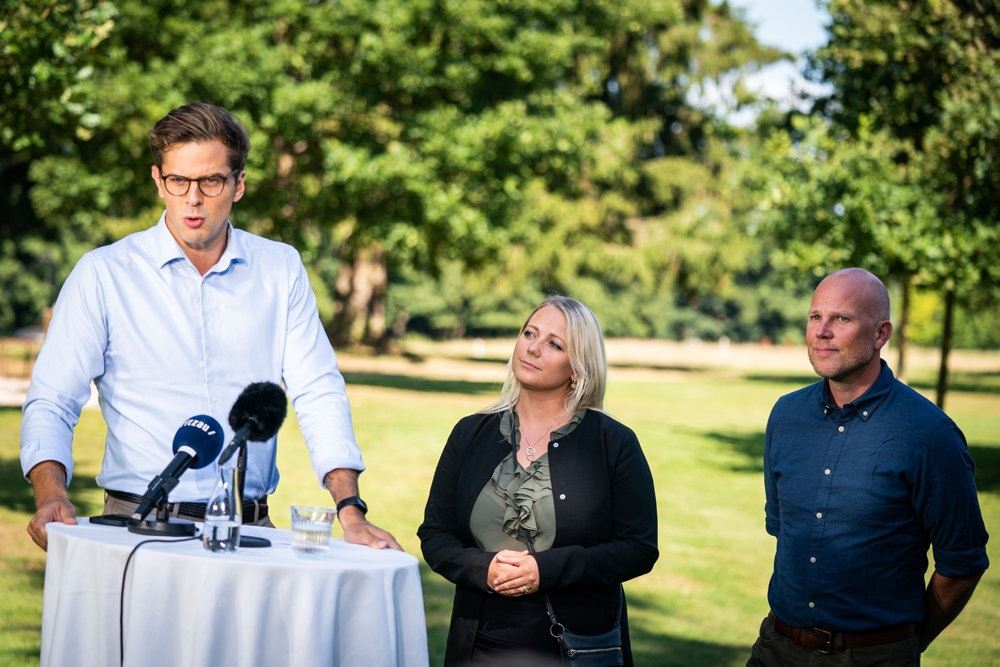 Alex Vanopslagh på et pressemøde med Sólbjørg Jakobsen i baggrunden
