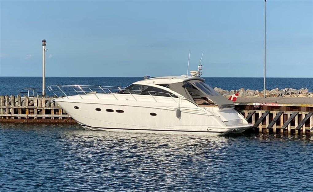 En yacht i en havn