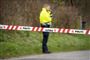 En politimand bag afspærringstape