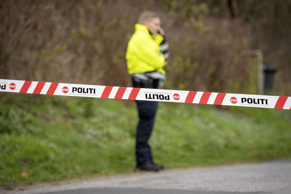 En politimand bag afspærringstape