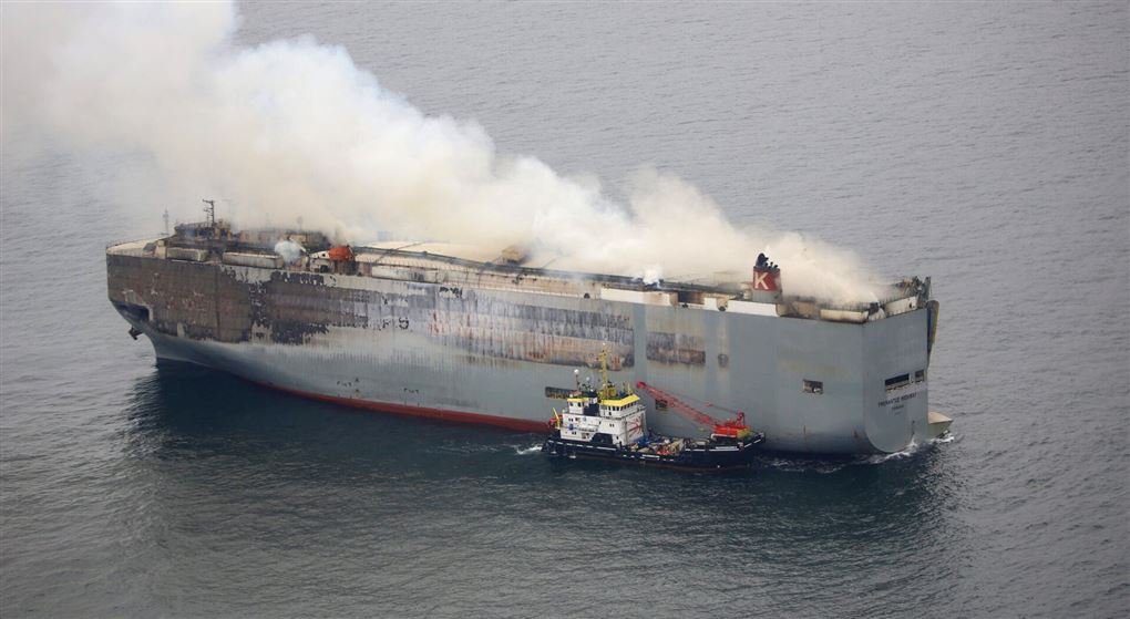et kæmpe skib i brand på havet