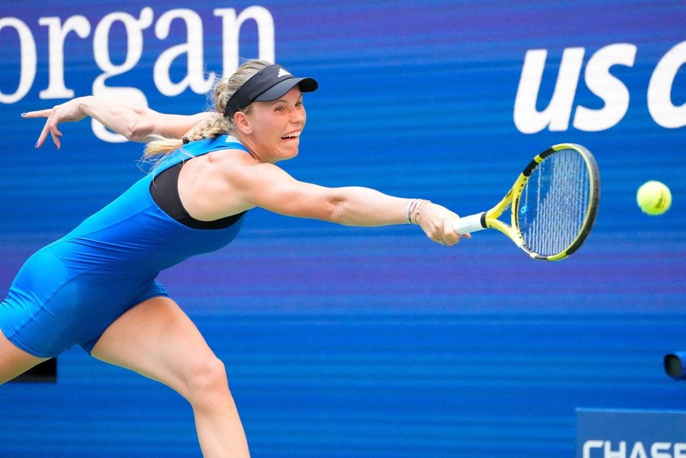 tennisspiller i aktion på banen