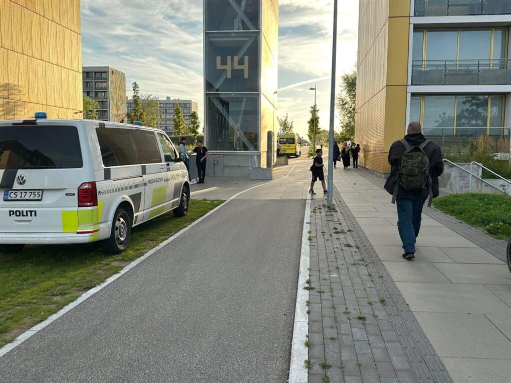 politi til stede på vej