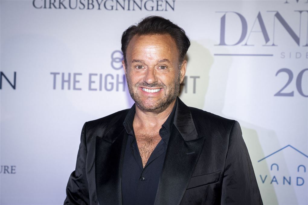 Dennis Knudsen smiler på den røde løber.