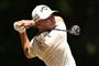 Nicolai Højgaard svinger en golfkølle