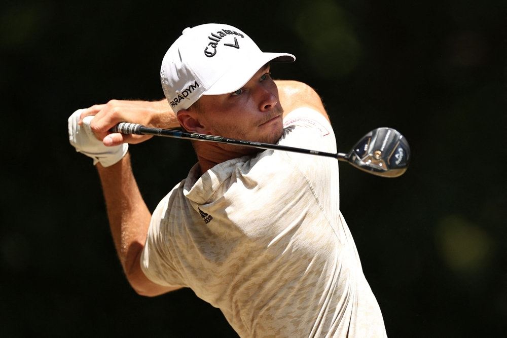 Nicolai Højgaard svinger en golfkølle