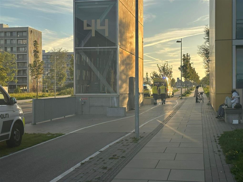 Politi ved en en boligblok