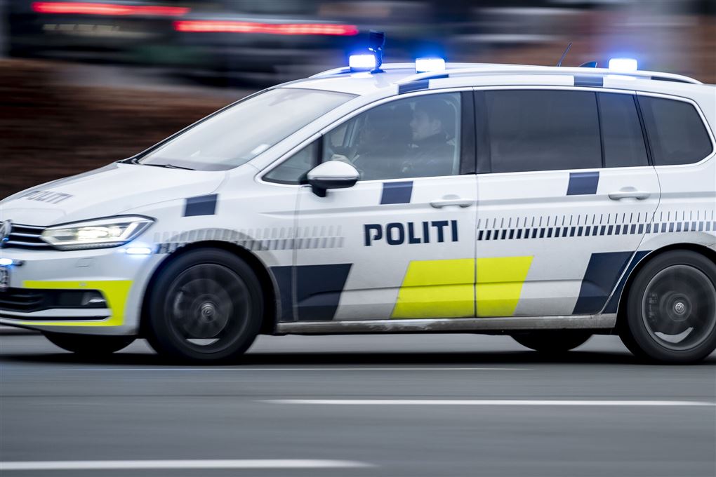 Politibil med udrykning 