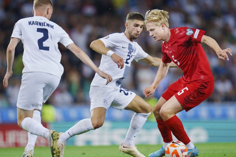 fodboldspillere i aktion