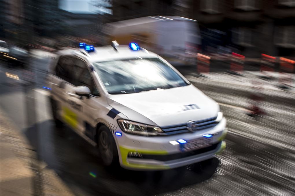 En politibil i høj fart