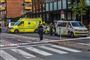 politi og ambulancer til stede på vej