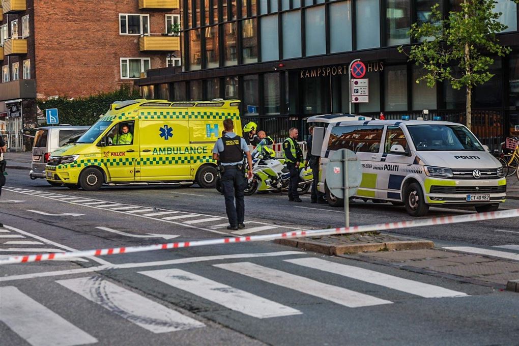 politi og ambulancer til stede på vej