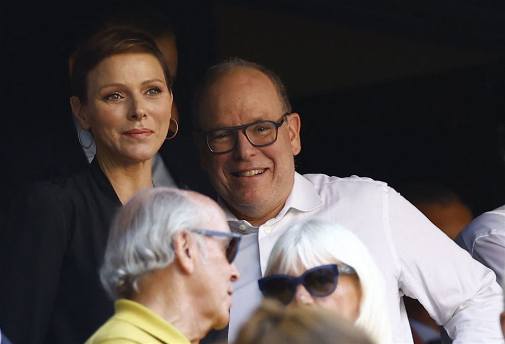 Albert og Charlene på tilskuerpladserne ved Rugby cup