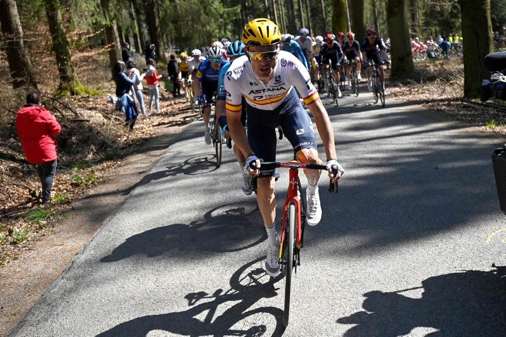 Luis Leon Sanchez står i pedalerne