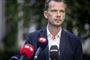 en mand møder pressen