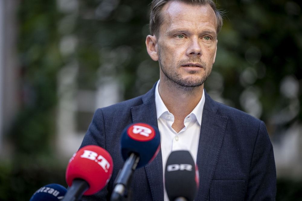 en mand møder pressen
