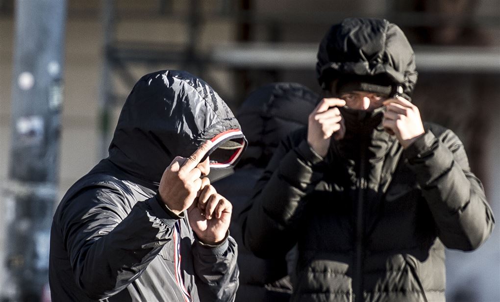to hætteklædte personer