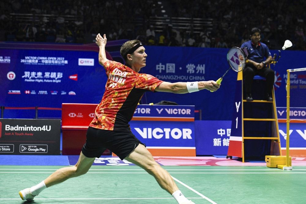 badmintonspiller i aktion