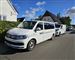 politibiler holder foran hus