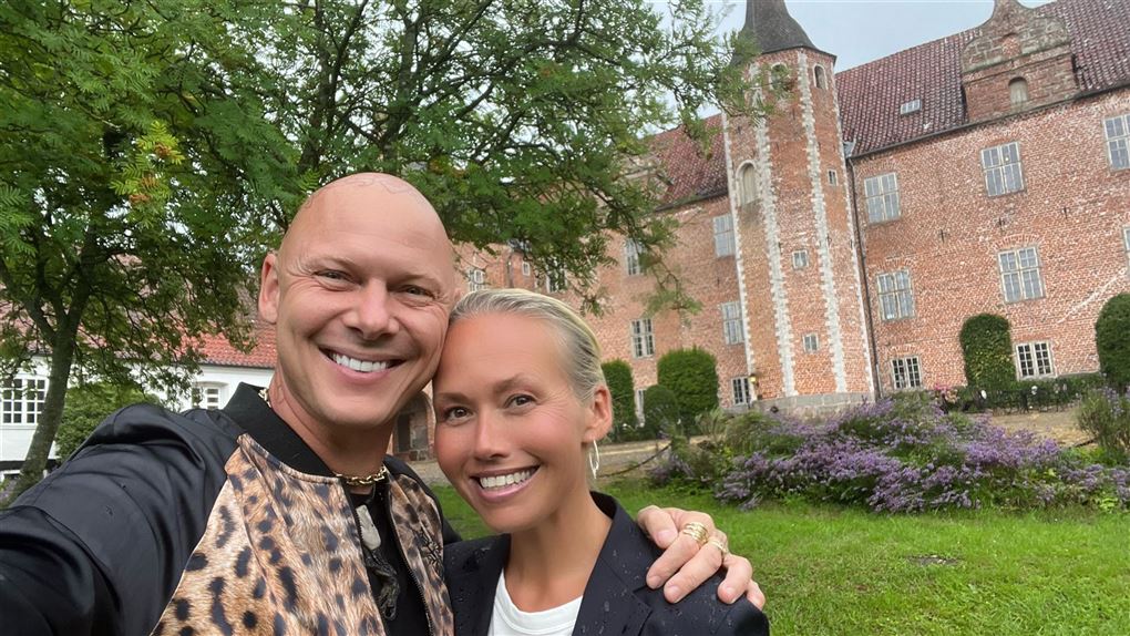 to smiler til kameraet