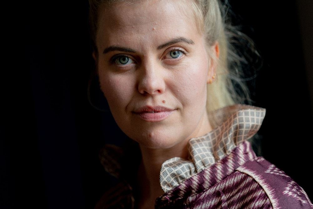 en eftertænksom kvinde