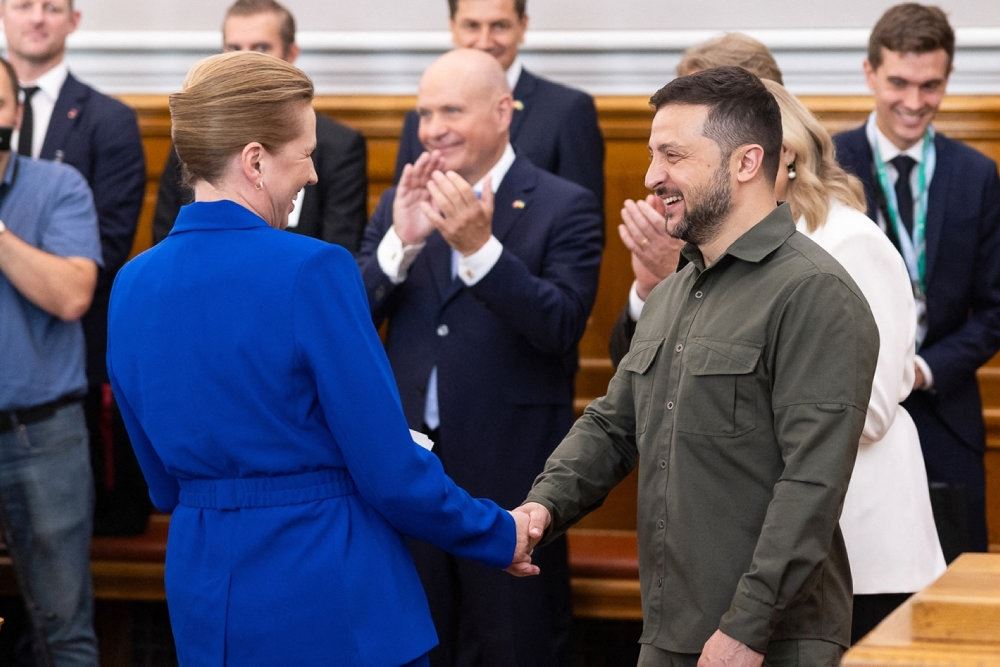 to topledere hilser på hinanden