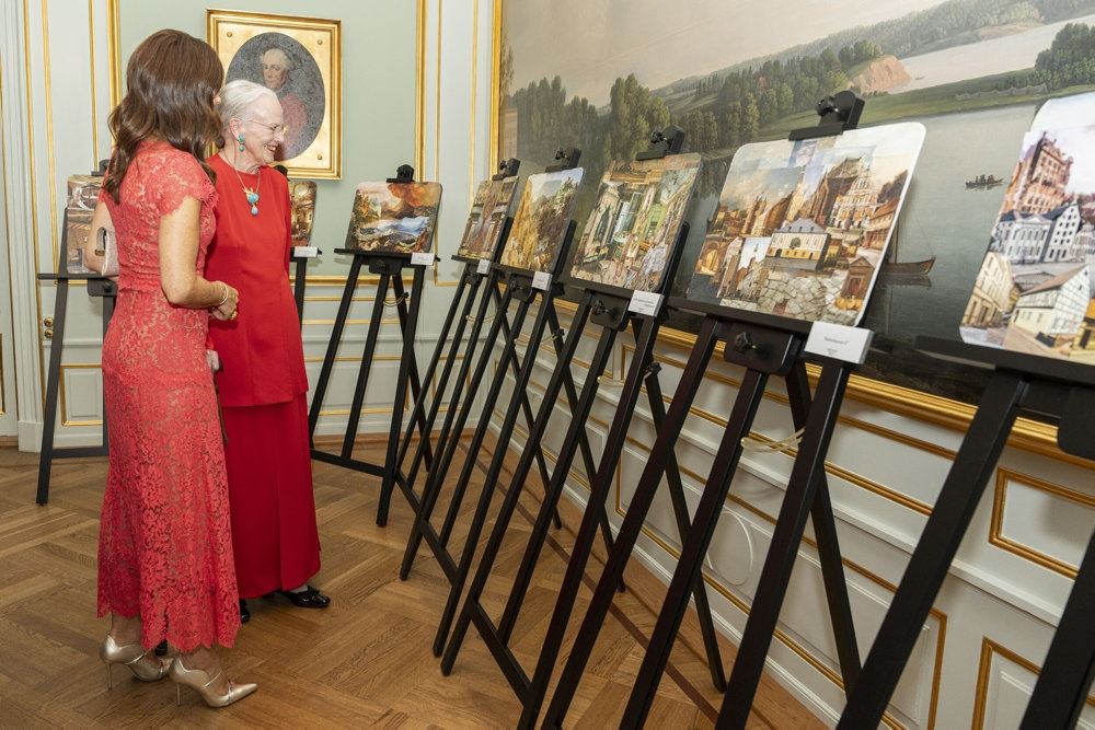 dronning margrethe kigger på billeder