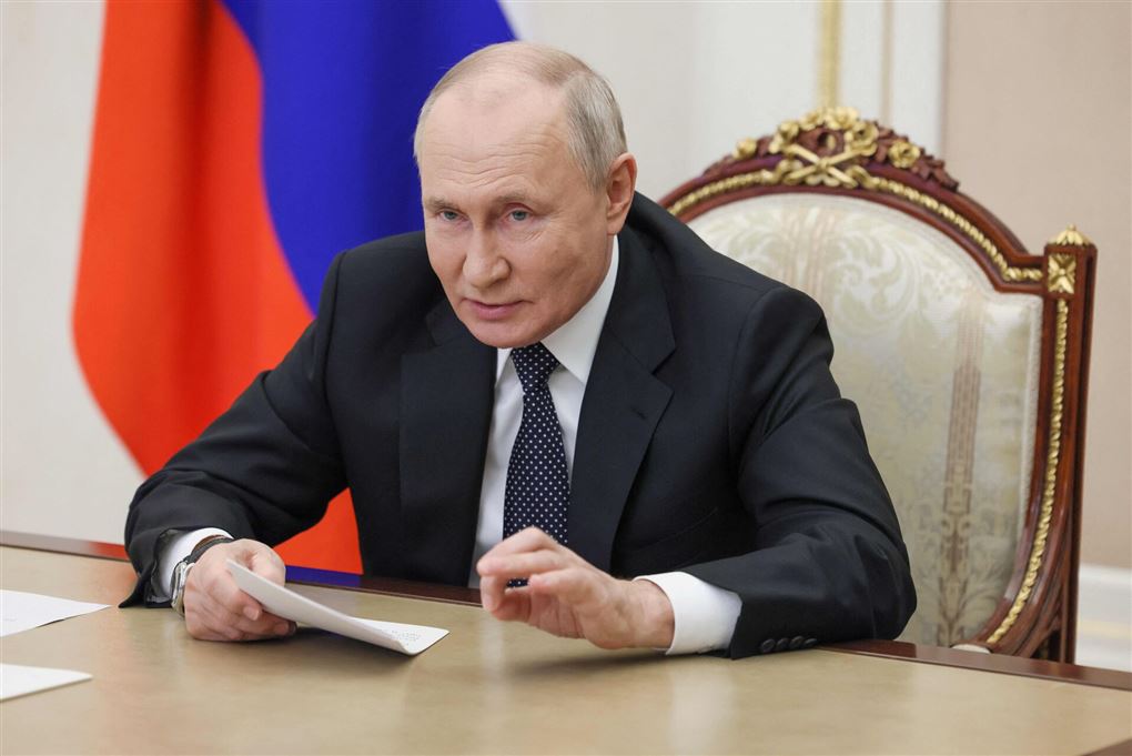 Vladimir Putin sidder i en stol og ser sur ud