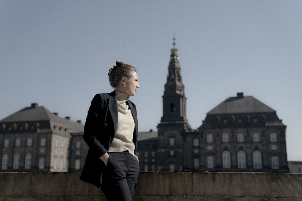 Kvinde med Christiansborg i baggrunden