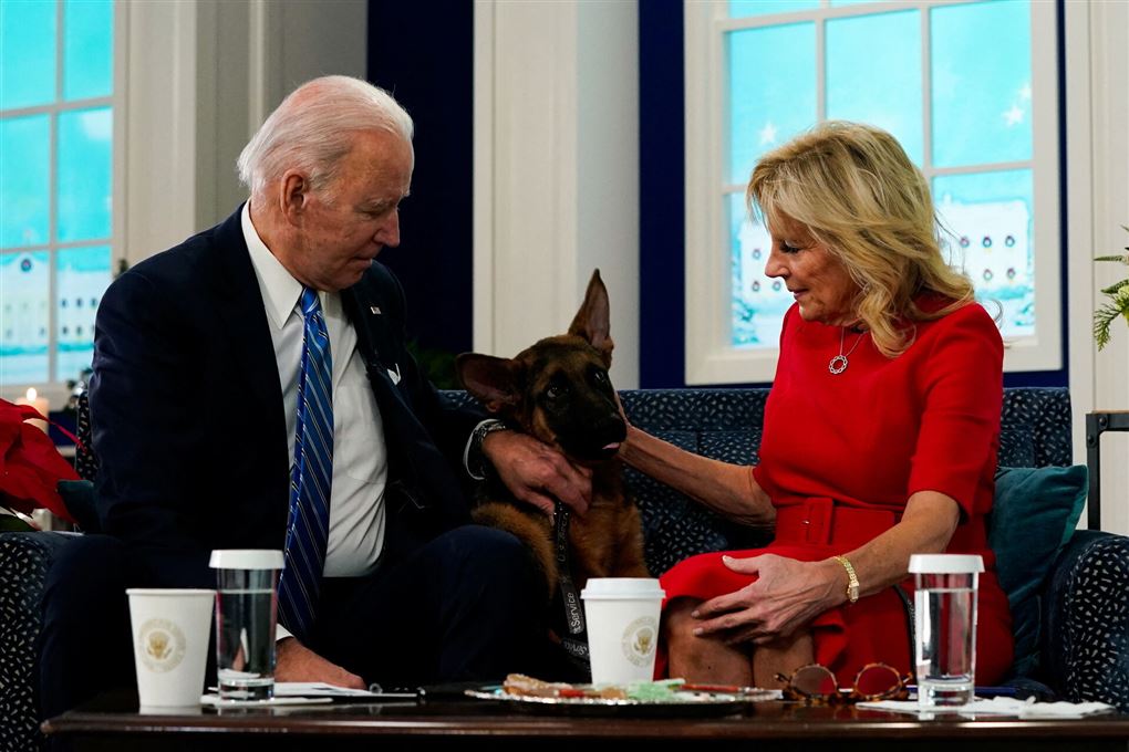 Præsidentparret med hunden imellem sig.