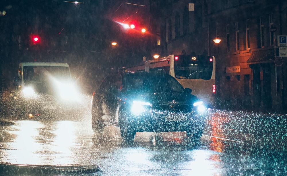 bil kører i regnvejr 