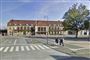 folk står på banegårdsplads