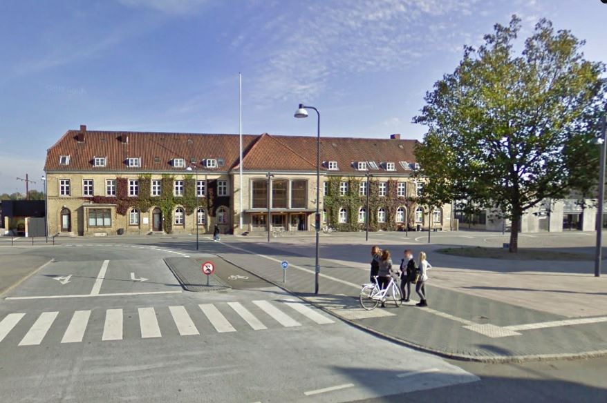 folk står på banegårdsplads