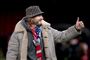 Nicklas Bendtner laver "thumbs up" i Parken iført en mærkelig hat og en enorm jakke. en