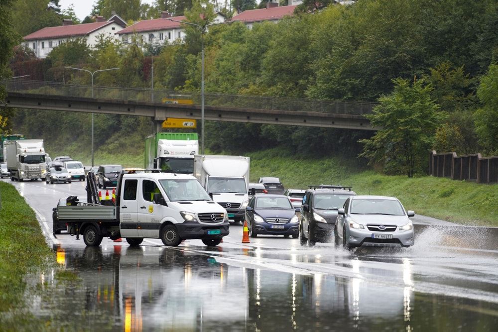 biler kører på våd vej