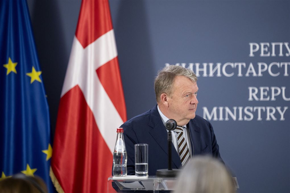 mand står på talerstol