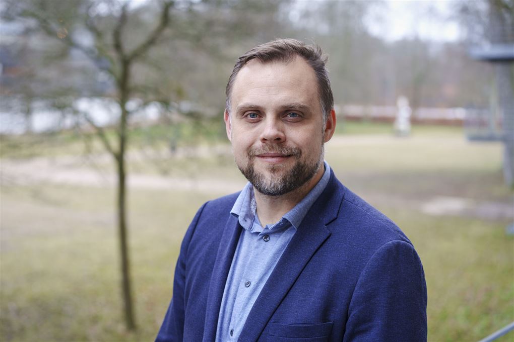 Eb mand i blåt jakkesæt.