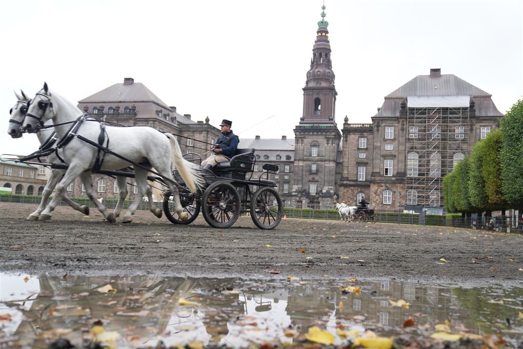 en hestevogn fiser rundt om Christiansborg